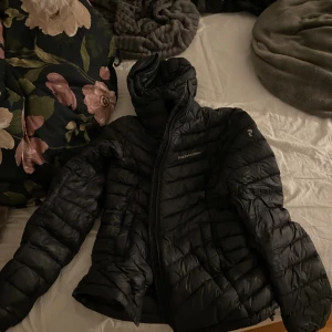 Peak performance jacka  - Jätteskön peak performance jacka, perfekt nu till våren. Använd en del, men inga defekter. 