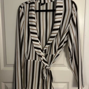 Blus från GinaTricot - Storlek 38 ny! 