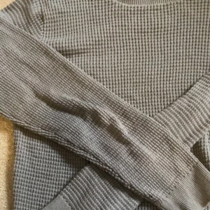 Mörkgrå tröja  - Fin färg, gör sig inte så bra på bild. Inga defekter🩷 super snygg med mörkblåa byxor! 