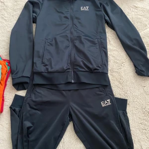 Ea7 set - Storlek S det finns en fläck på höger axel