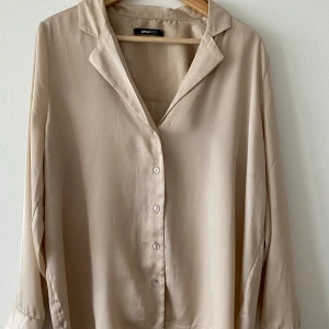 Supersnygg blus - Champagnefärgad supersnygg blus perfekt till våren och sommaren😍