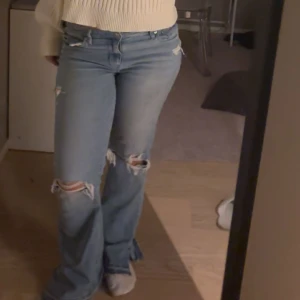 American eagle jeans  - Skit snygga lågmidjade jeans med hål fårn american eagle, storlek 30, inga defekter å skriv för fler bilder💗💗