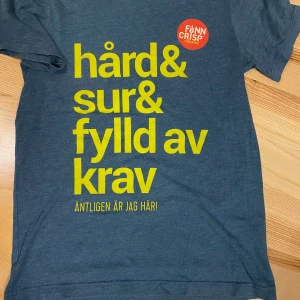T-shirt finncrisp strl M - Gillar du finncrisp? Eller tycker du bara om trycket 😅 Finns noppor, se bild 2. 