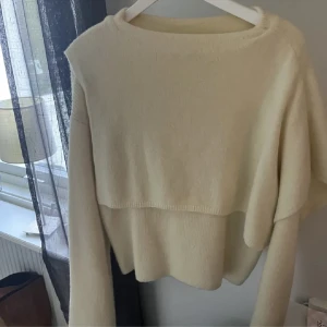 Stickad tröja  - Knappt använd tröja som är slutsåld från zara🥰