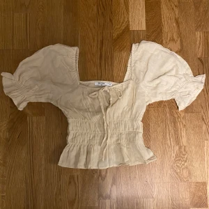 Sommar topp - Säljer denna fina beiga sommartorp. Den är oanvänd men utan lapp. 
