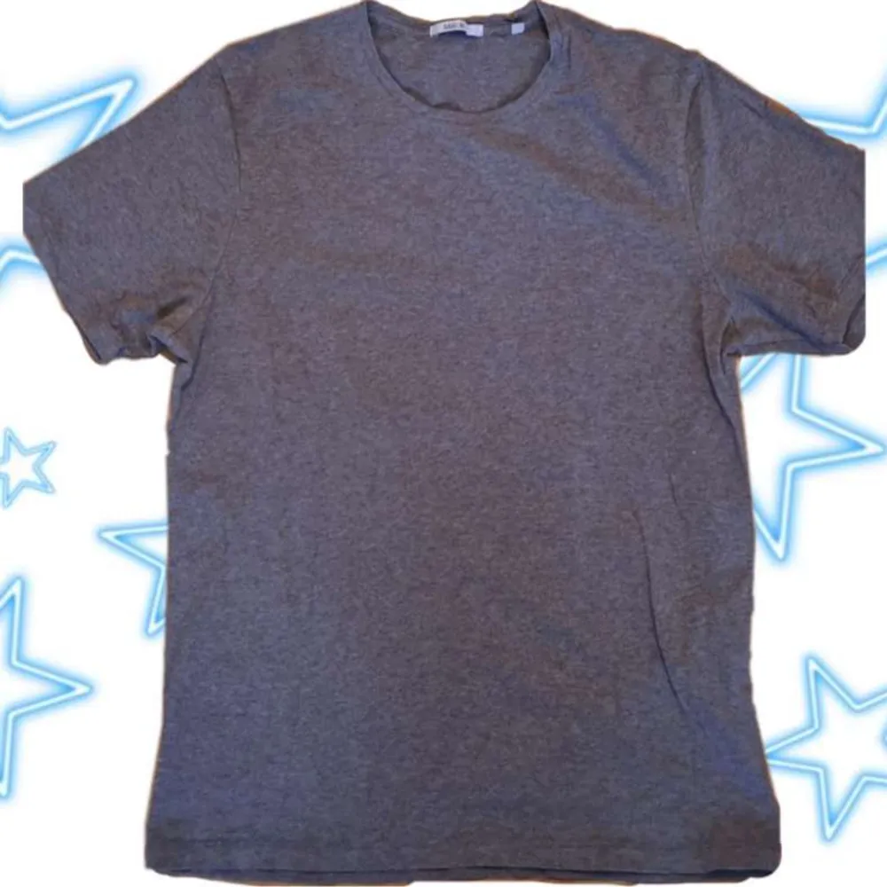 Skön brungrå t-shirt! Använd köp nu!☆. T-shirts.