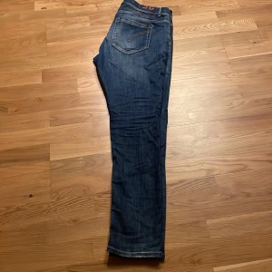 Dondup jeans - Dondup jeans i model george. Strl 35 sitter som 32. Nypris cirka 3000kr, köpta på plick utan något og så inget og tillkommer. 799kr pris kan diskuteras vid snabb affär. Hör av dig vid frågor!