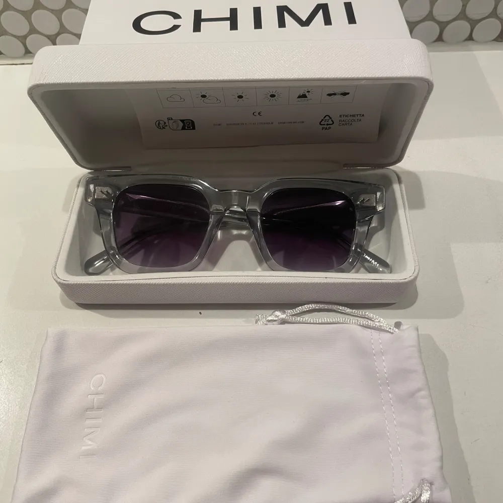 Säljer nu dessa snygga chimi solglasögonen i modell 04 och i färg grå. Skick 10/10 då de inte finns några tecken på användning och inga defekter. Nypris 1250:- mitt pris 600. Man får med låda och påse till glasögonen, pris kan diskuteras . Övrigt.