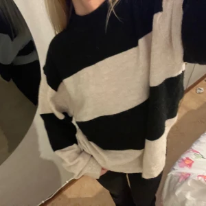 Tröja  - Tröja ifrån H&M i storlek S. Använd ca 2-3 gånger och är i ny skick🩷