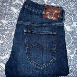 Lee jeans i nyskick, säljs pga förliten storlek! 