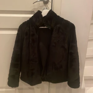 En svart pälsjacka storklek: 152 (11-12år). 100kr - En svart pälsjacka storlek 152, (11-12 år). Använt någon gång och är i mycket bra skick.