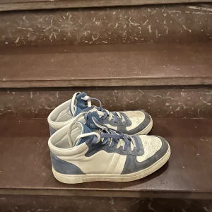Armani dojjor - Säljer dessa Emporio Armani dojjorna, helt ok skick. Har inte orkar piffa till dom men förutom att dom är smutsiga så är det inget fel på dom. Köpta för 2845 kr. 