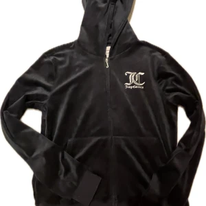 Populär juicy zip up hoodie💛 - Jag säljer en mysig och snygg zip up hoodie💛 Färgen är marinblå. Zip up hoodien är så fin och går att passa med vad som helst. Nytt skick💛💛