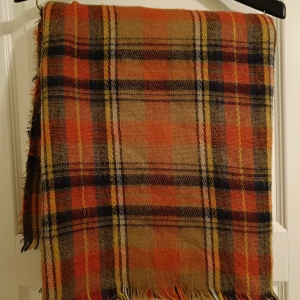 Oversize fyrkantig scarf - Rutig oversized halsduk, väldigt varm och mjuk. Ok använt skick! 