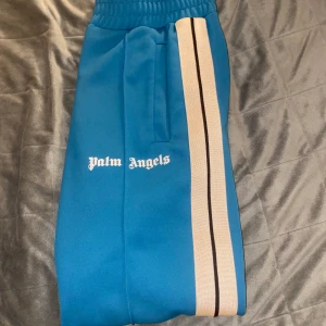 Palm angels byxor - Det är storlek S Skicket är 9,8/10 nästan aldrig använda inga märken alls. Byxorna är självklart äkta och är köpta på double-y i Malmö.    