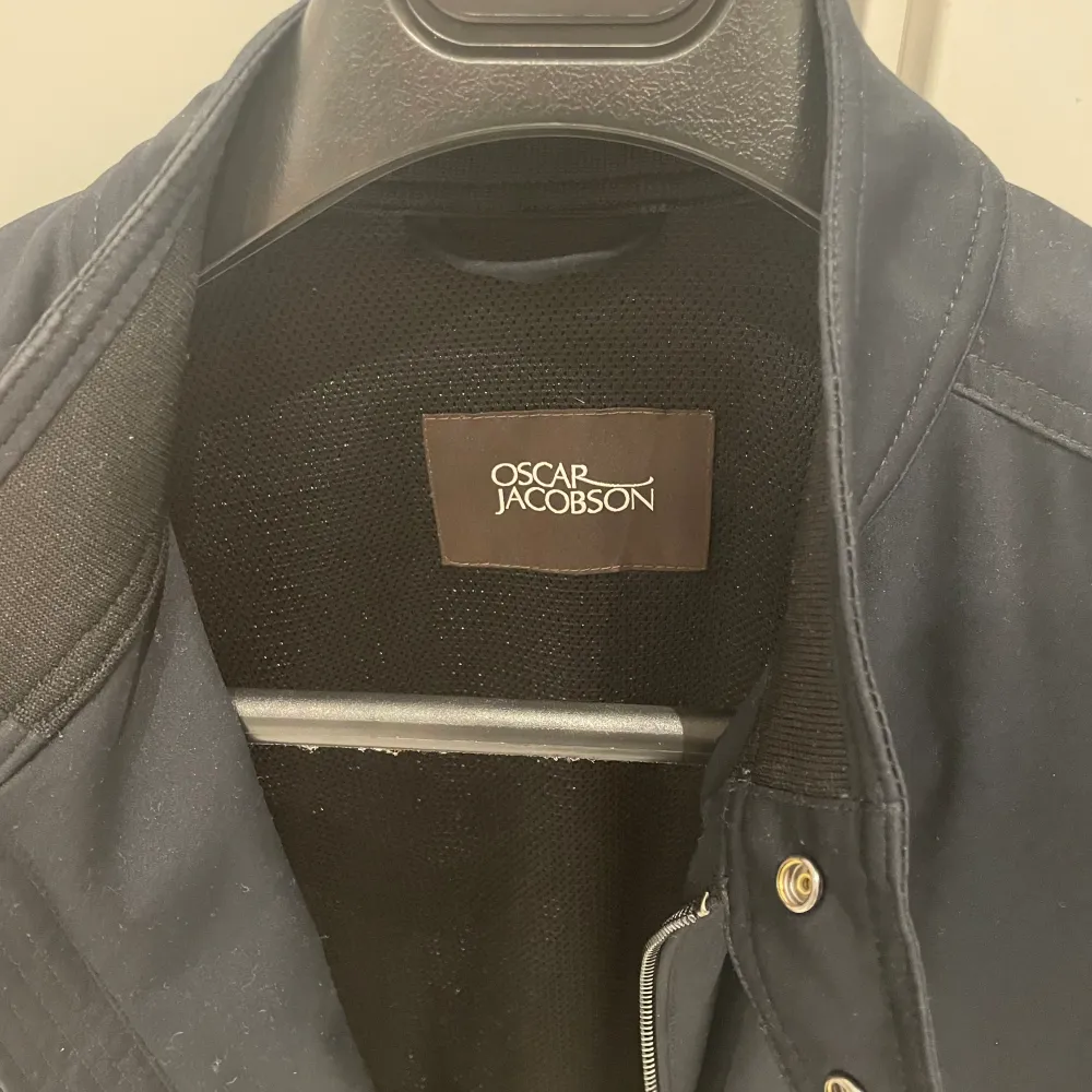 Säljer nu denna Oscar Jacobsson jacka då det tyvärr var ett riktigt impulsköp. Jackan är använd en gång och är helt i nyskick. Storleken är 50 vilket är M. Nypris är 2799kr. Jackor.