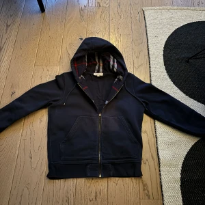 Burberry zip - Burberry zip hoddie. Haft ca 8 månader