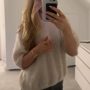 kortärmad stickad tröja - Jättefin kortärmad stickad tröja från design by si. Använd en gång. Orginalpris 605kr💓💓