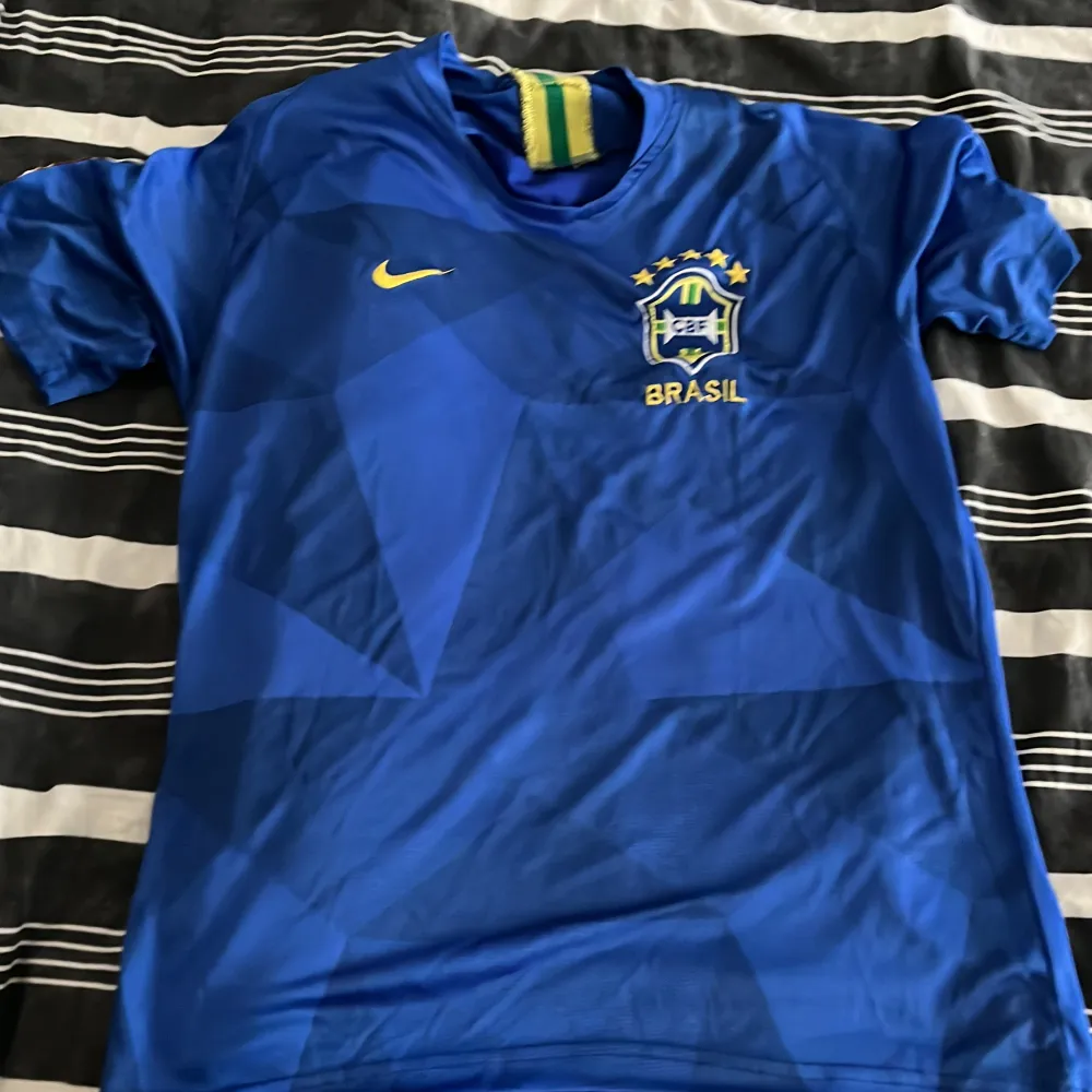 Jag säljer min Brasilien tröja!! Den har använts men den är i väldigt bra skick.  . T-shirts.