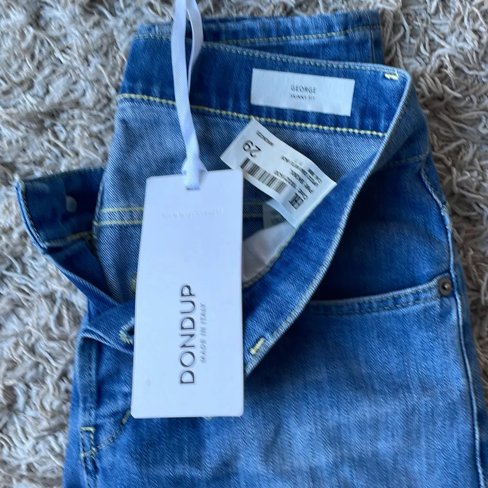 Riktig steel! Hej säljer mina helt oanvända Dondup George jeans. Skicket är 10/10 helt oanvända. Tagen finns kvar men tyvärr inte kvitto. Storlek 29 och färgen är ljusblå. Retail pris: 3200kr. Hör av er vid frågor och funderingar💸👍. Jeans & Byxor.