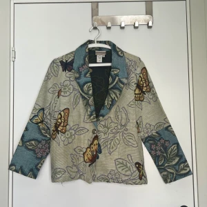 Vintage kavaj - Storlek oklar, mellan S-L beoreonde på hur tight man vill ha den. Jättefin med emrboidery