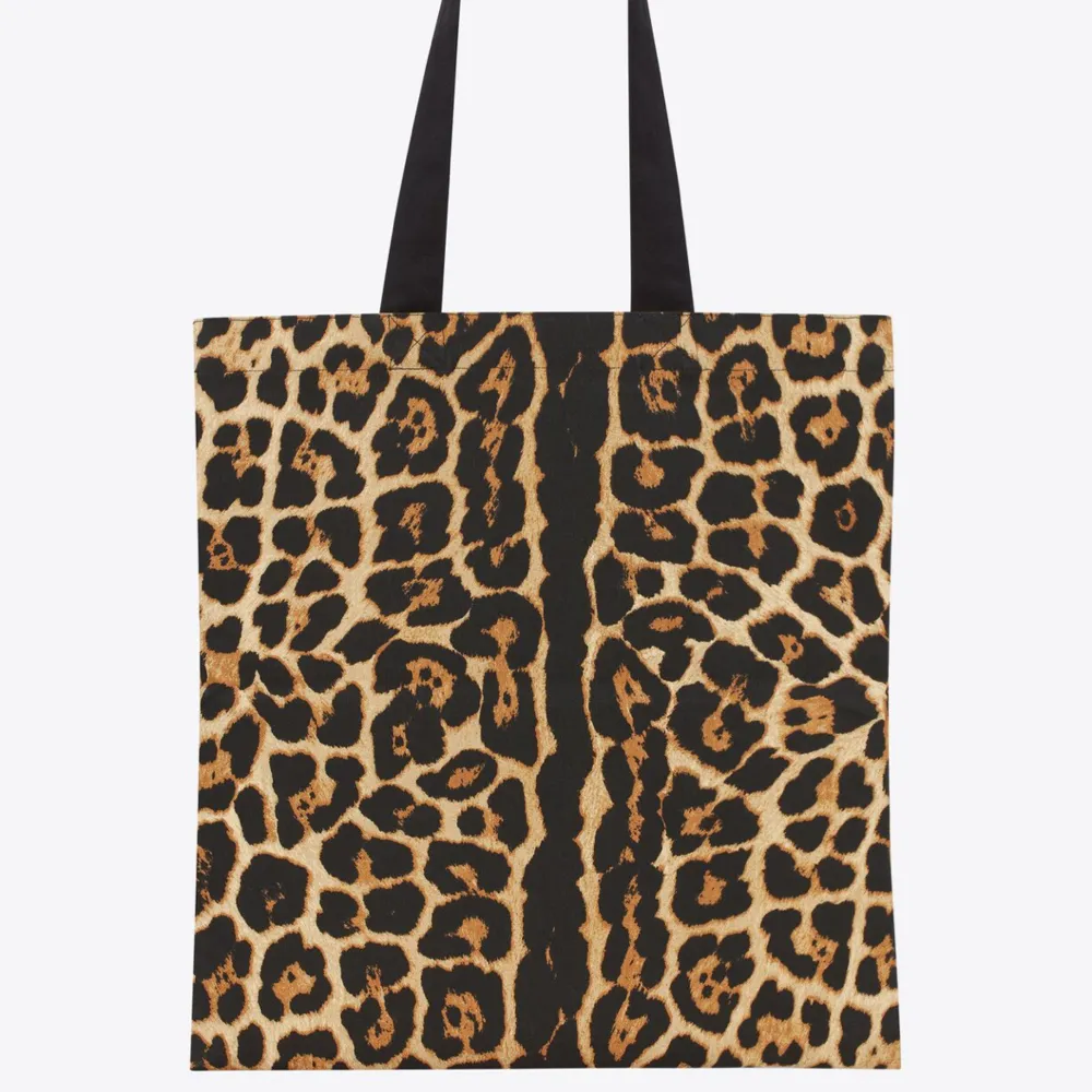 Yves Saint Laurent leopard tote.  Slut på hemsidan. Köpt för 75 euro (875 kr)  Säljer endast vid bra bud!❤️‍🔥. Väskor.