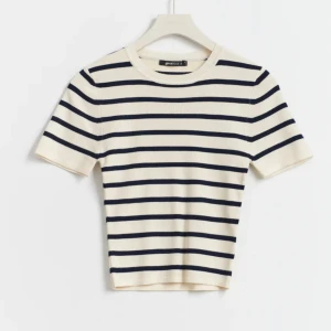 Randig top - Randig top/t shirt ifrån gina, endast använd ett få tal gånger❤️