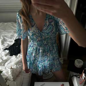 Säljer min jättefina & eftertraktade klänning från zara som inte säljs längre, perfekt till sommaren!🤗💕 Hör av dig vid funderingar💕