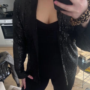 Sequin skjorta - Köptes på Bik Bok och har aldrig använts, enbart testad. Utan några defekter, går att ha öppen och stängd 🖤