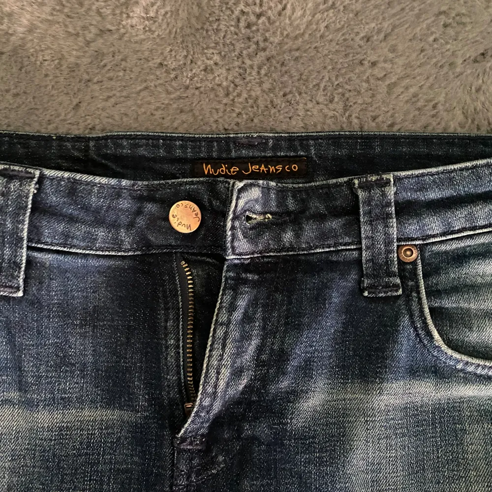 Säljer nu dessa Nudie Jeans i bra skick inga hål eller fläckar. Dom går fint till många tröjor och ät riktigt sköna ny pris 1600. Skriv för info och flera bilder.. Jeans & Byxor.