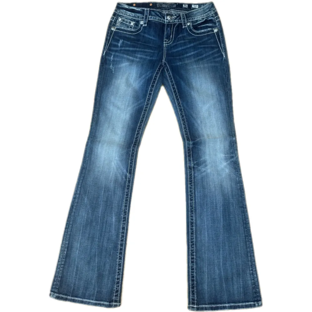 Miss Me jeans i modellen ”Relaxed/boot” midjemåttet rakt över är 38cm. Ytterbenet 105cm och innerbenet 82cm. Jeansen är som helt nya. Kontakta vid intresse!. Jeans & Byxor.