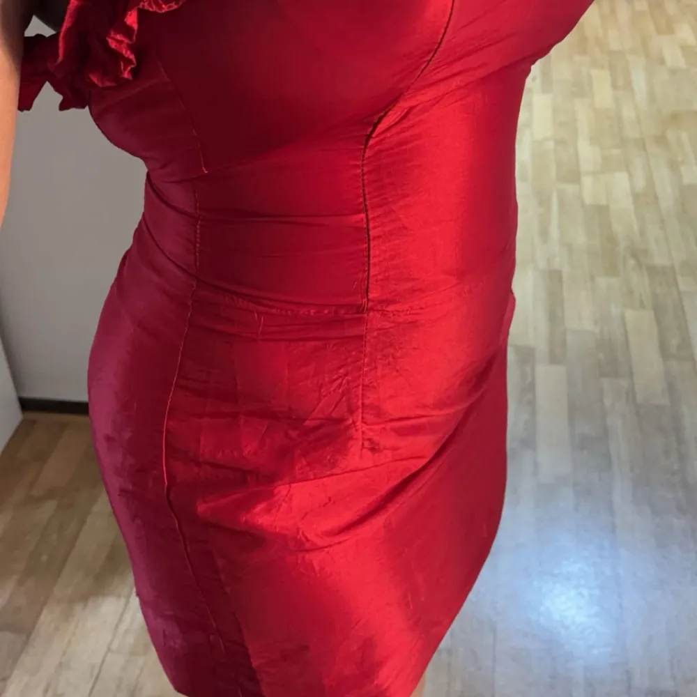 En jätte söt röd midi klänning som är utan ärmar😍🔥🔥🔥 storleken är UK 12 vilket motsvarar storlek 40 dock kanske den kan passa en med storlek 38 också💋💋. Klänningar.