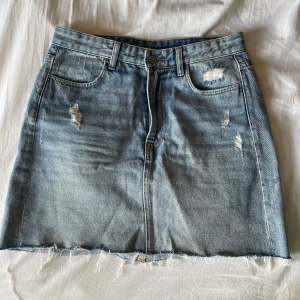 Jeanskjol i mycket fint skick, storlek 38 - Kjolen är i väldigt fint skick, relativt hög midja, storlek 38