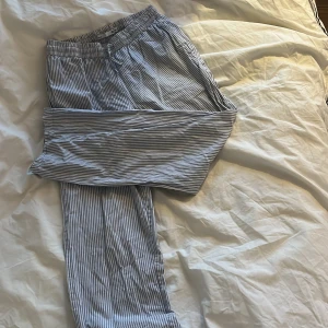 dröm byxor - Super fina pyjamas byxor i storlek 160 men skulle rekommendera för dem som har 146-158! Super fint skick, lite skrynkliga men går att stryka! Kan bytas mot något, pris kan diskuteras!❤️❤️