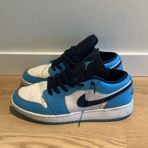  🔵 Jordan 1 unc 🔵 - Säljer ett par jordan 1 UNC 🔵👟 Köpta från Restocks, Mitt pris 700 ny pris 2000. ✅De är använda och har gulnat, för fler bilder eller frågor är det bara att höra av sig😀