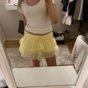 gul kjol - såååååå snygg gammal kjol från gina, toppskick använd fåtal ggr💕💕💕