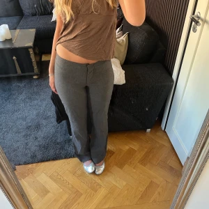 Lågmidjade kostymbyxor fårn HENNES - Säljer dessa vintage kostymbyxor fårn HENNES