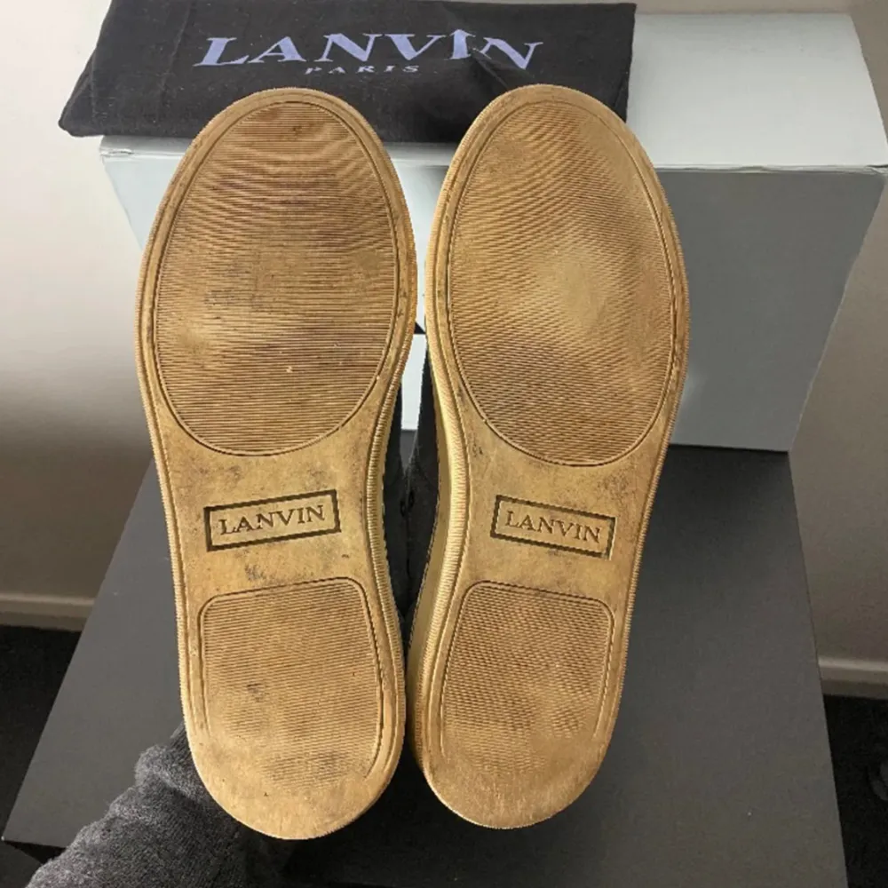 Säljer dess feta trendiga Lanvins i färgen grå. Skorna är använda lite men sitter perfekt på foten. Tveka inte på att höra av dig vid minsta fråga. //Tom.. Skor.
