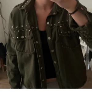 Jeansjacka  - Säljer denna as snygga gröna jeansjacka med nitar 🩷