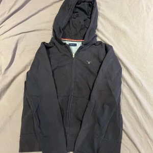 Gant zip - Säljer nu denna gant zip då den inte passar.  Använts fåtal gånger köpt för 800kr om jag minns rätt. Skick 9/10. 