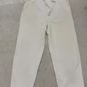 Tjena säljer denna snygga vita byxan, Skick 8/10, perfekt för sommar, lite smutsig vid fickorna men går bort efter en tvätt,  Endast seriösa köpare!!!