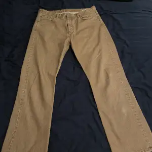 Hope jeans i modellen Rush. Jeansen är i en schysst beige färg perfekt för sommaren!