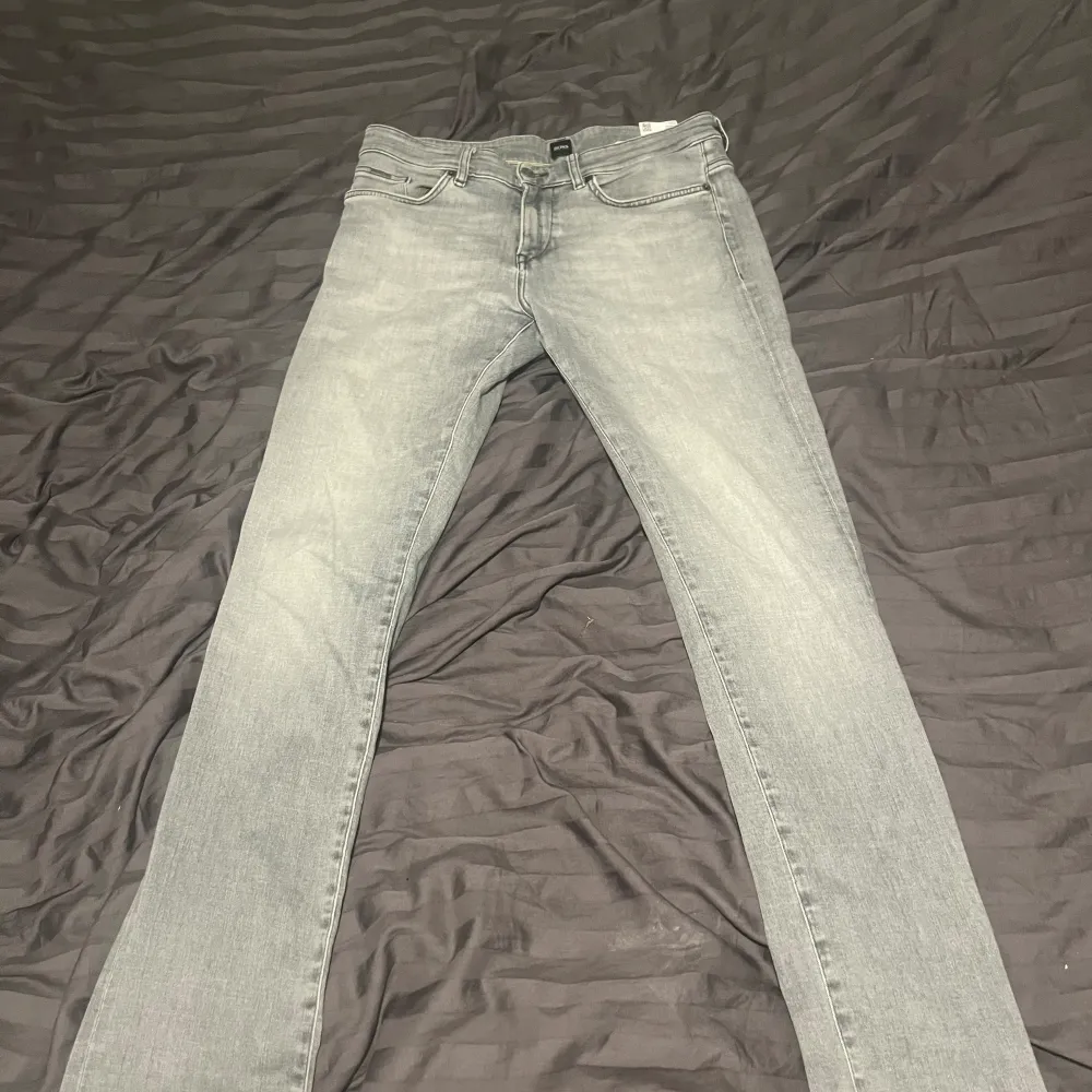 Säljer nu mina gråa Hugo boss jeans i storlek 32/32 slim fit för att dem inte passar längre. Anpassat för man men kan med högsta förmodan passa kvinnor också!. Jeans & Byxor.