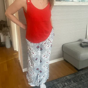 Orange topp - Jättefin! Röd top med fina guldknappar 💕 inga defekter och bra pris!