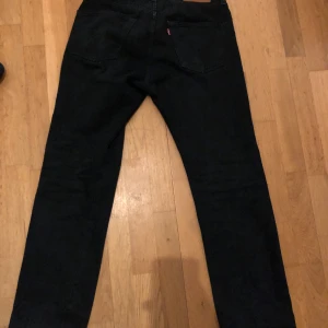 Levis jeans - Slitna vid hälarna, därav det låga priset