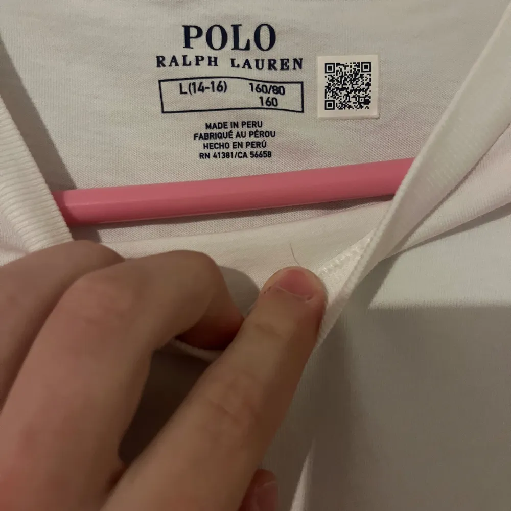 Säljer äkta polo t-shirt då den inte har kommit till användning den var lite stor i armarna tyckte jag. Storlek XL passar 165-175. T-shirts.