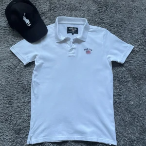 Polo bundle  - As skön polo piké i nyskick då den bara legat i garderoben köp pikén och få en Ralph keps! Vid minsta fundering kontakta oss✔️