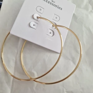 Örhängen - Örhängen guld färg helt ny fr.Nelly