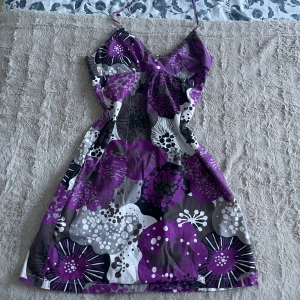 Sommar klänning - Sommar klänning i perfekt skick. Storleken är  M ungefär. Skriv vid flera funderingar eller bilder!