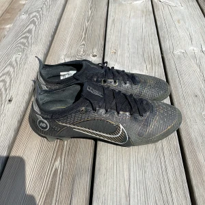 Fotbollsskor - Hej! Jag säljer nu mina Nike mercurial vapor 14 elite då jag har växt ur dem. Dobbarna är lite slitna men har fortfarande mycket kvar att ge! Nypris: 2799kr